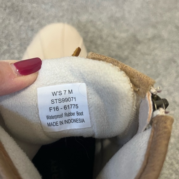 Tan Sperry Duck Boots. Size 7. - Picture 6 of 6